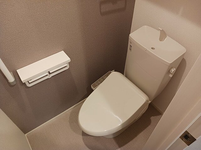 トイレ　落ち着いた色調のトイレです