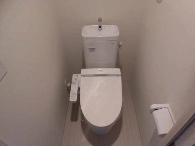トイレ　ウォシュレット機能付きの清潔感のあるトイレです