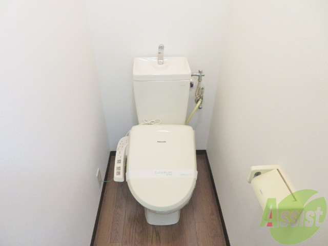 トイレ　トイレはこちらウォシュレット付きでうれしいですね