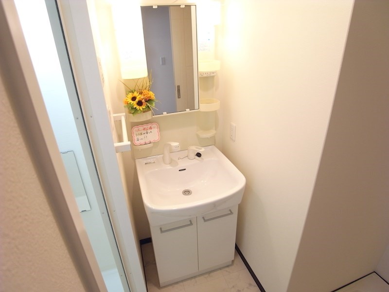 洗面設備　独立洗面台あり、毎朝おしゃれに忙しい女性の方におすすめです
