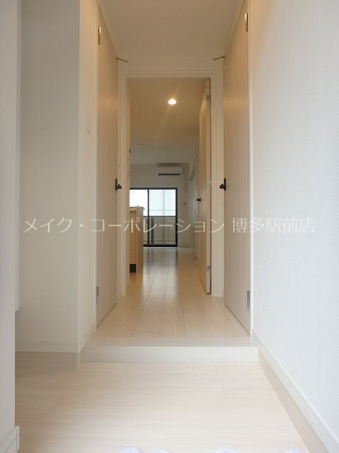 玄関　※階数でキッチン・建具・扉・フローリングの色は違います