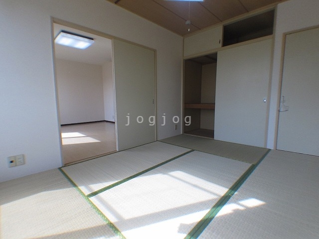 その他　フローリングよりも暖かい和室です