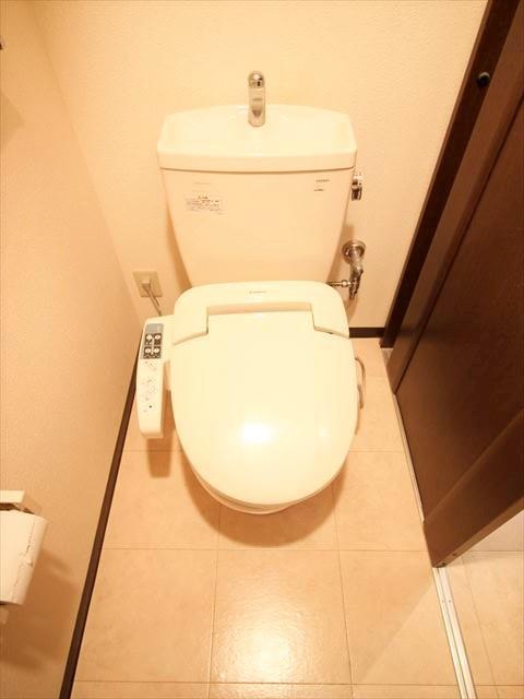 トイレ　嬉しい温水洗浄便座付です。