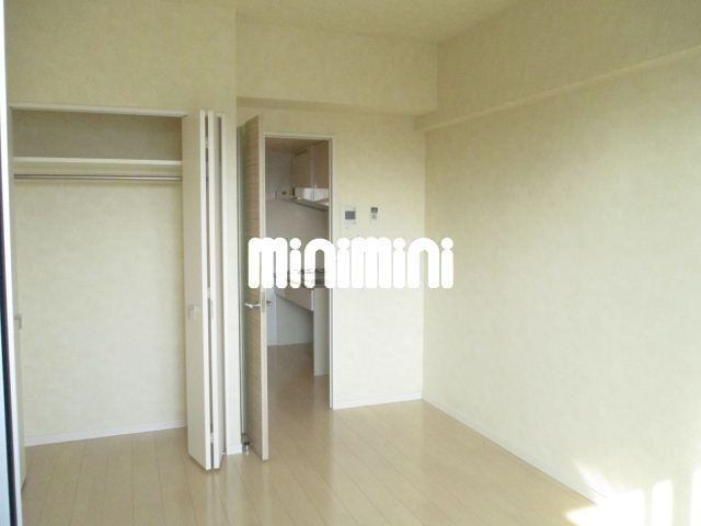 居室・リビング　白を基調としたお部屋です。