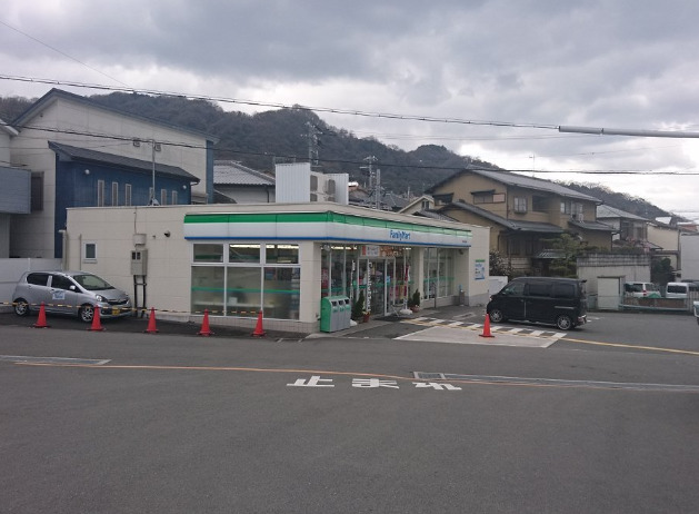 コンビニ　ファミリーマート東大阪中石切店（コンビニ）まで217m