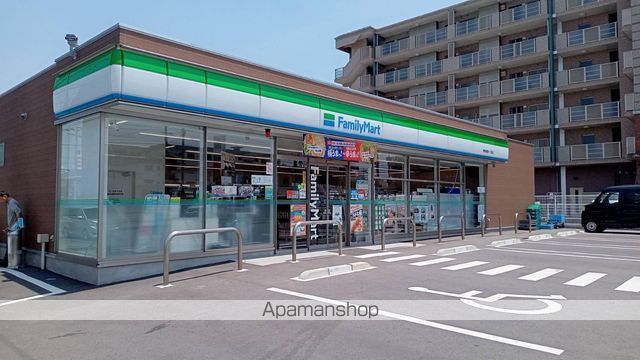コンビニ　ファミリーマート博多諸岡一丁目店（コンビニ）まで383m