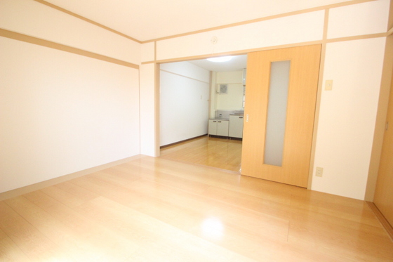 サンローレル宮内A棟の居間写真