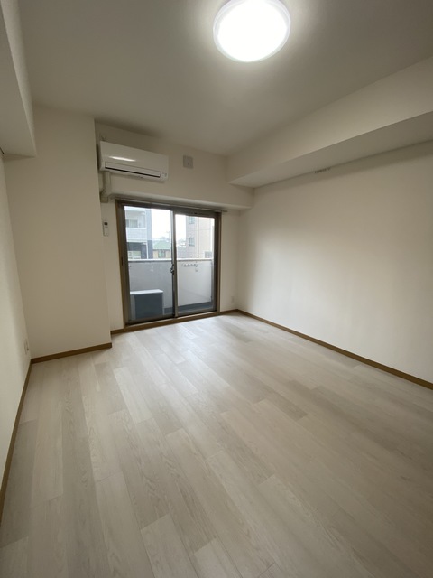 居室・リビング　白を基調とした綺麗なお部屋です