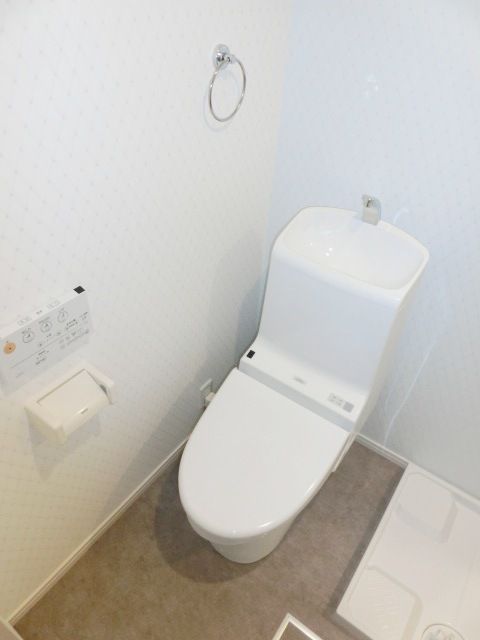 トイレ　温水洗浄便座付きのトイレ