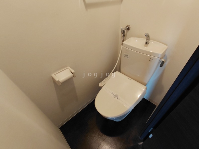 トイレ　嬉しい温水洗浄便座付きのトイレです。