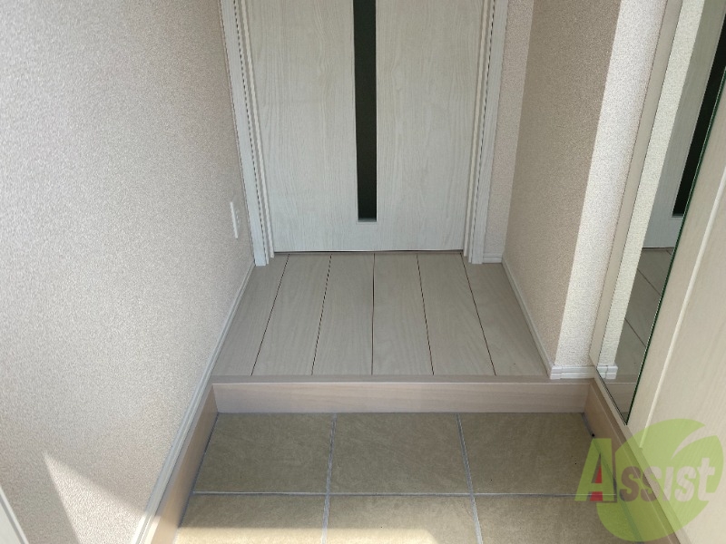 玄関　玄関からはすぐにお部屋が見えないの安心ですね。