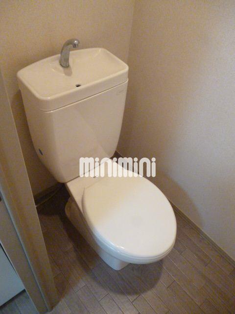 トイレ　洋式トイレです。コンセントもあります。