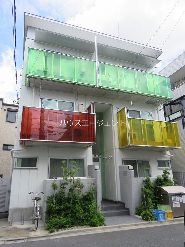 建物外観　３階建てのマンションんです。