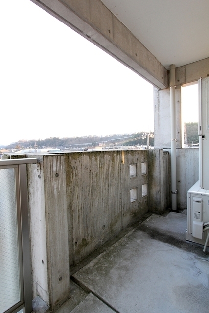 バルコニー　１階はテラスです／４０１号室の写真