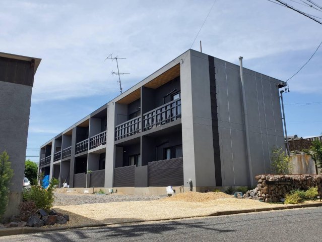 建物外観　一級建築士によるデザイン。木目調の天井がお洒落です！
