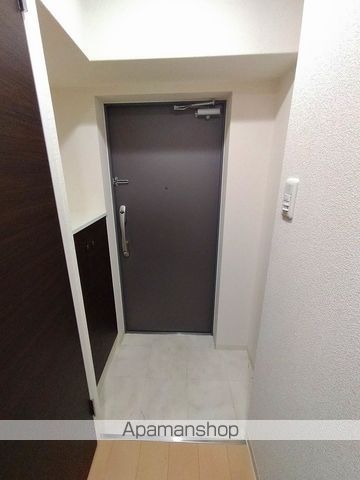 地下鉄御堂筋線 江坂駅 徒歩13分 8階建 築15年の玄関写真