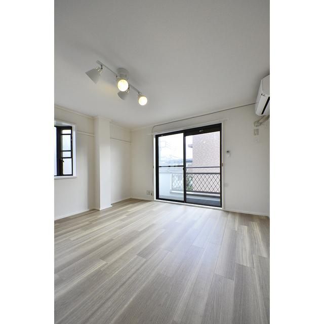 居室・リビング　８帖のフローリングのお部屋です☆