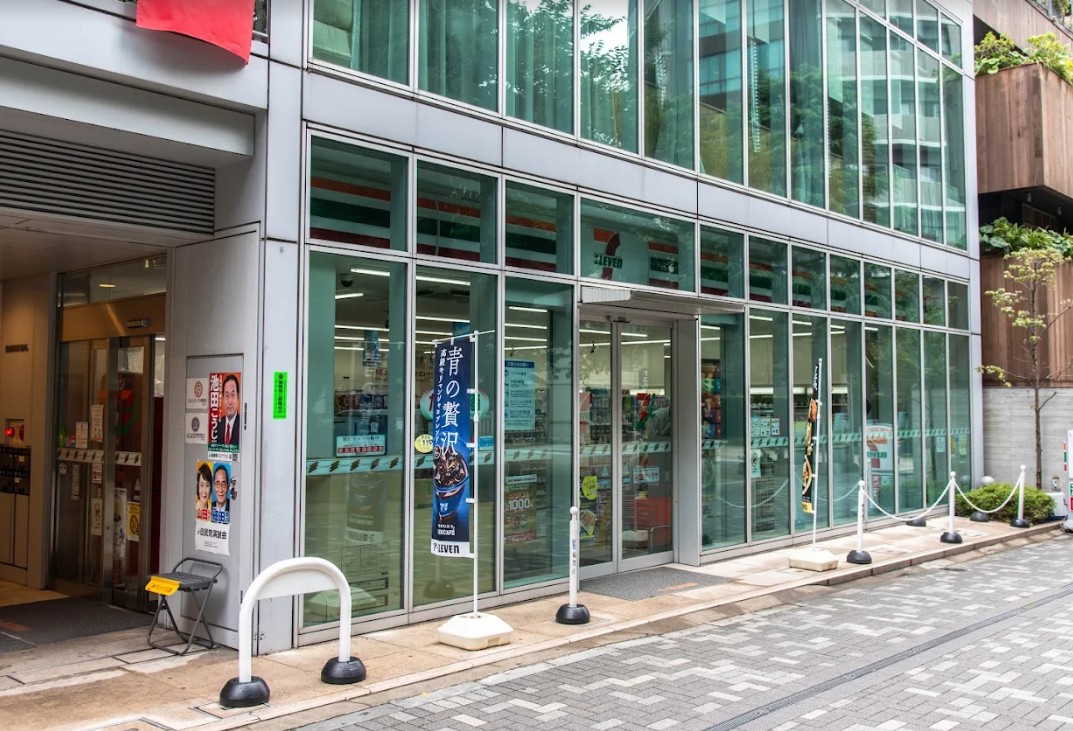 コンビニ　セブンイレブン六本木7丁目店（コンビニ）まで185m