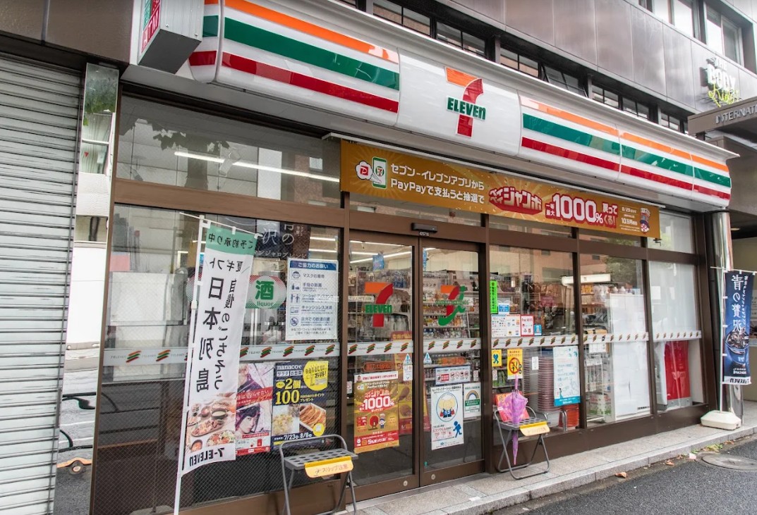 コンビニ　セブンイレブン港区乃木坂駅南店（コンビニ）まで407m