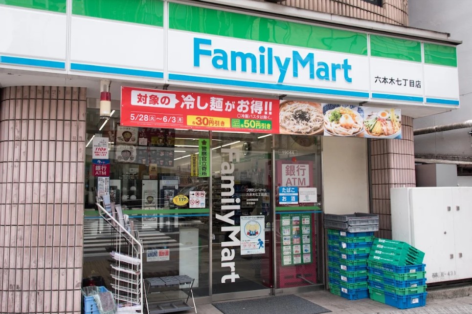 コンビニ　ファミリーマート六本木七丁目店（コンビニ）まで270m