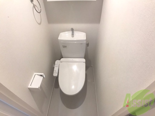 トイレ　温水洗浄便座なので快適に使用できそうですね。