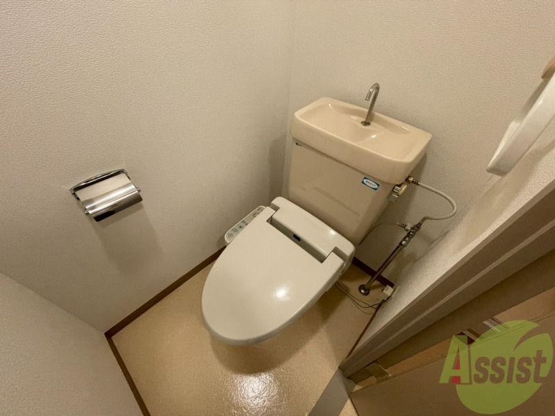 トイレ　嬉しいウォシュレット機能付きです。シャワートイレは便利ですね