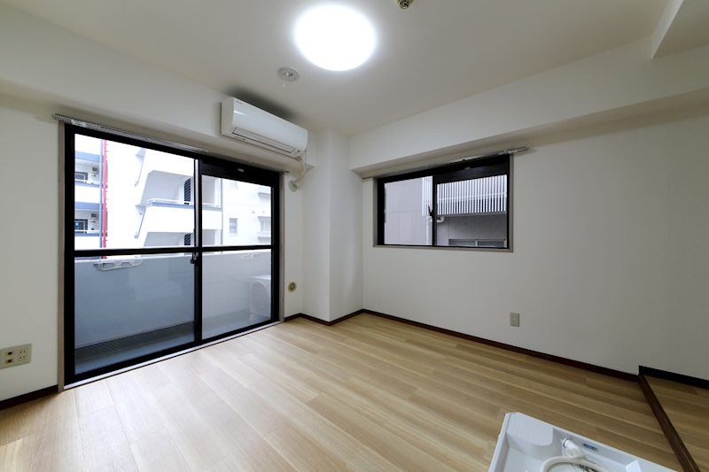 居室・リビング　角部屋なので2面に窓があります。