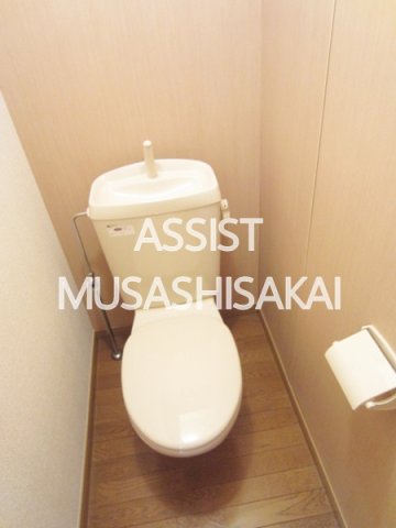 トイレ　写真：設備同仕様の別号室です