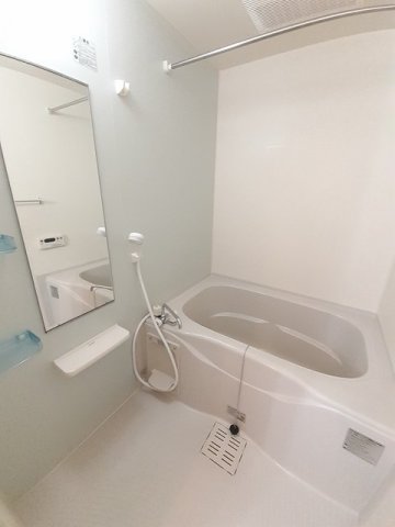 バス・シャワールーム　コンパクトで使いやすいお風呂です