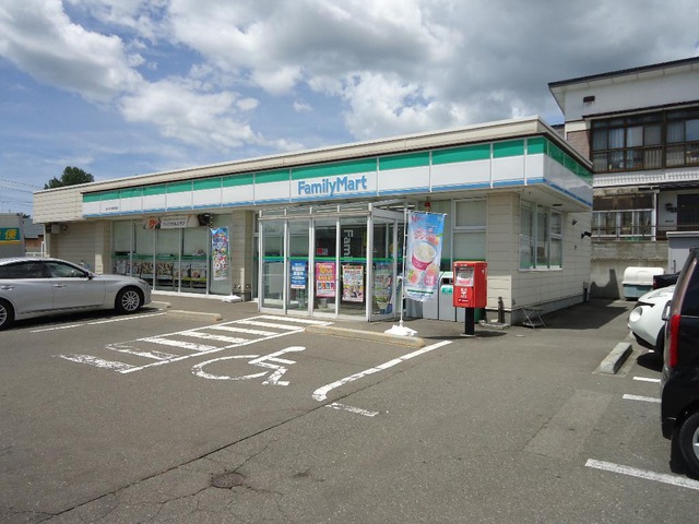 コンビニ　ファミリーマート秋田中通六丁目店（コンビニ）まで482m