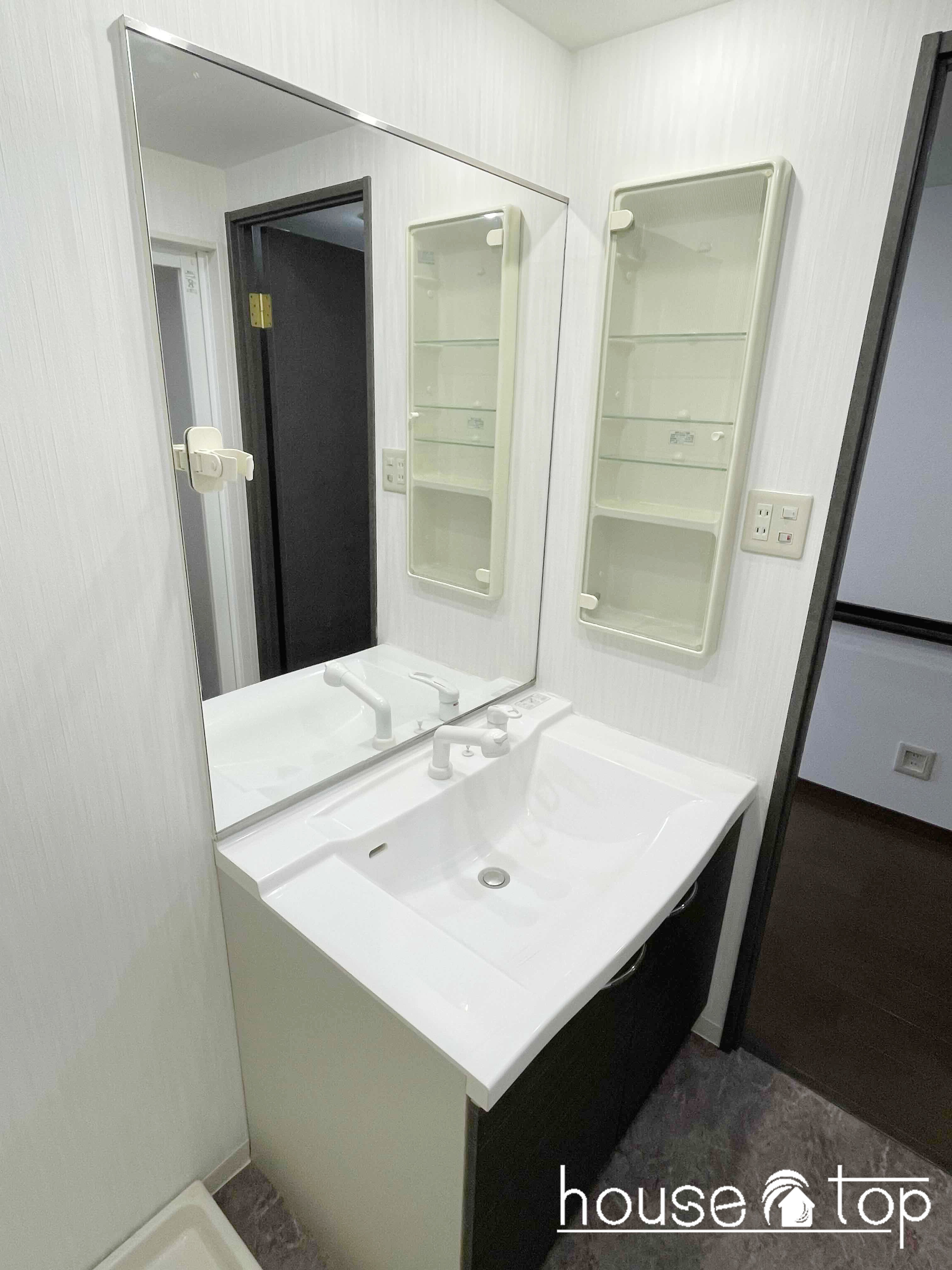 洗面設備　脱衣場にはカゴなど収納出来る収納スペースも確保