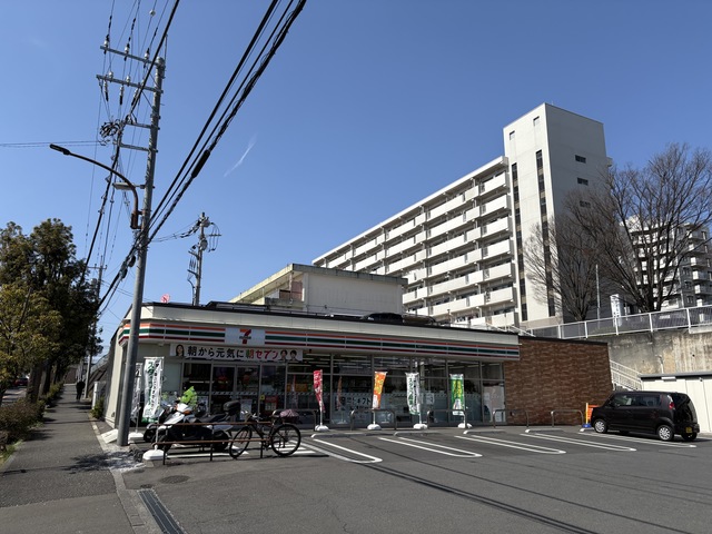 コンビニ　セブンイレブン多摩豊ヶ丘4丁目店（コンビニ）まで940m