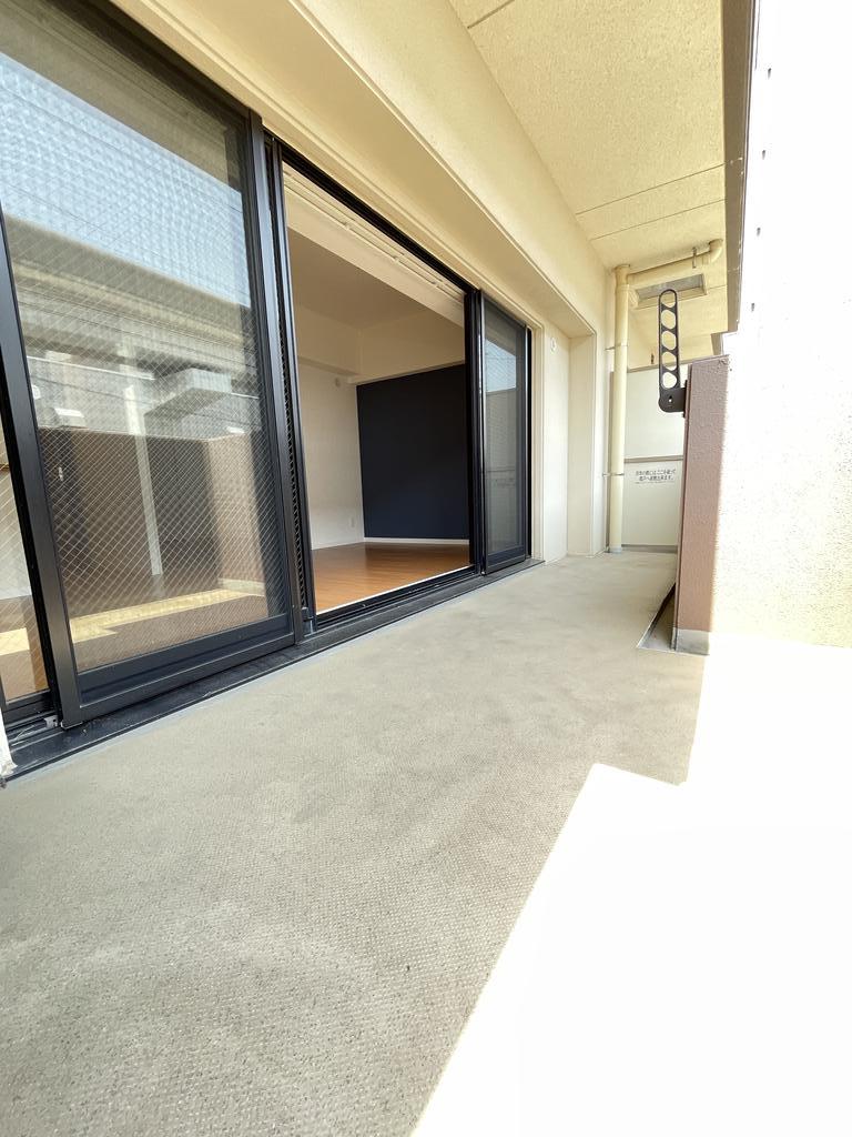 バルコニー　開放感のある広々としたバルコニー