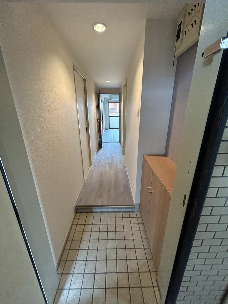 満ビルの玄関写真