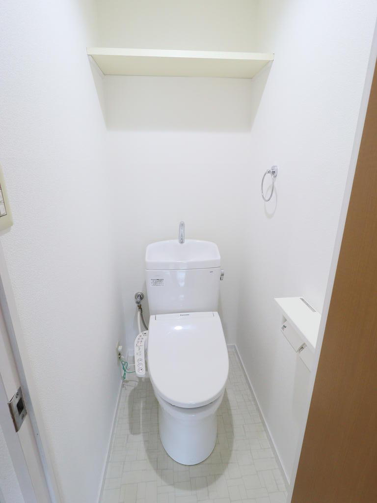 トイレ　落ち着いた色調のトイレ。温水洗浄便座付きです。
