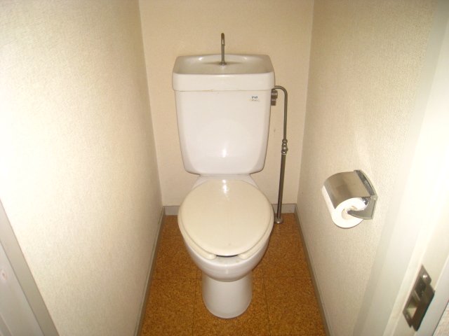 トイレ　同物件、別号室のものです。