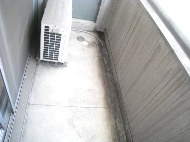 バルコニー　同物件、別号室のものです。