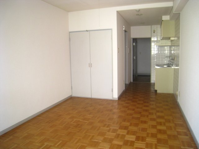 居室・リビング　同物件、別号室のものです。