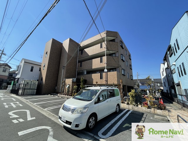 駐車場　「シャトゥドゥファミ」、現地待ち合わせでのご案内も可能です。