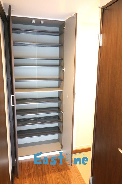 玄関　たっぷり入るシューズボックス