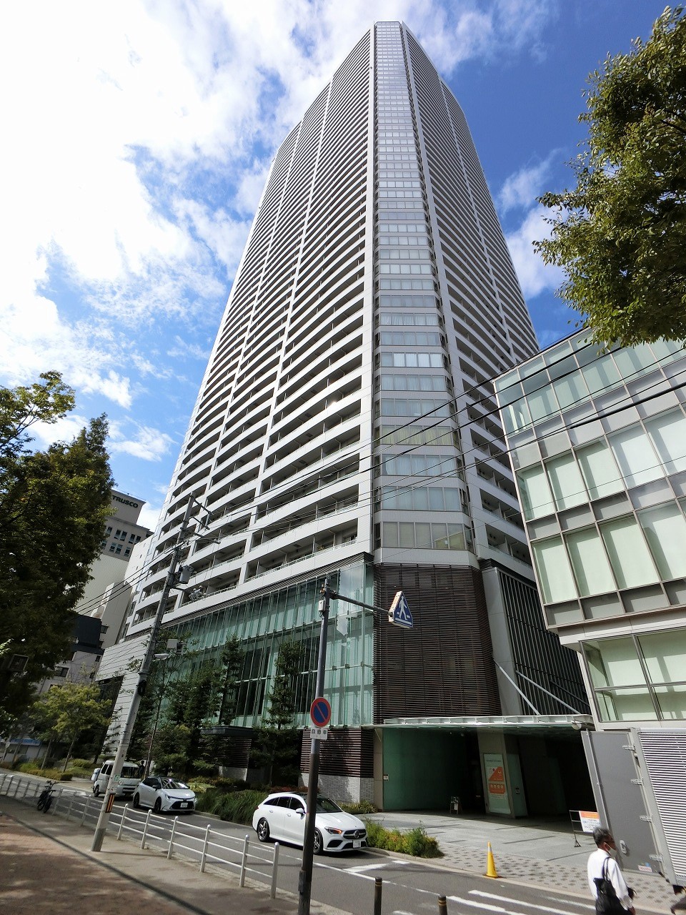 大阪ひびきの街ザ・サンクタスタワーの建物外観