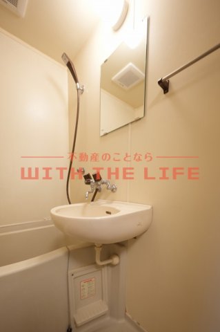 洗面設備　明るい洗面所です