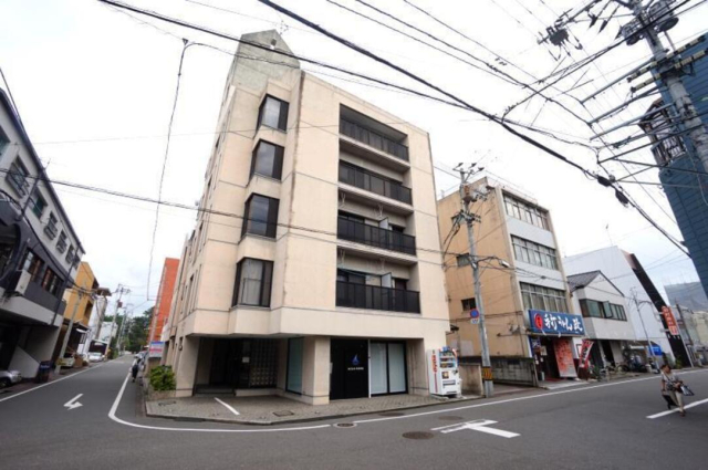 松山市萱町のマンションの建物外観