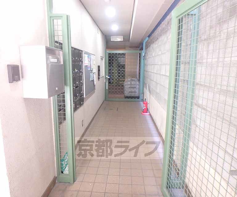 【京都市下京区真苧屋町のマンションのエントランス】