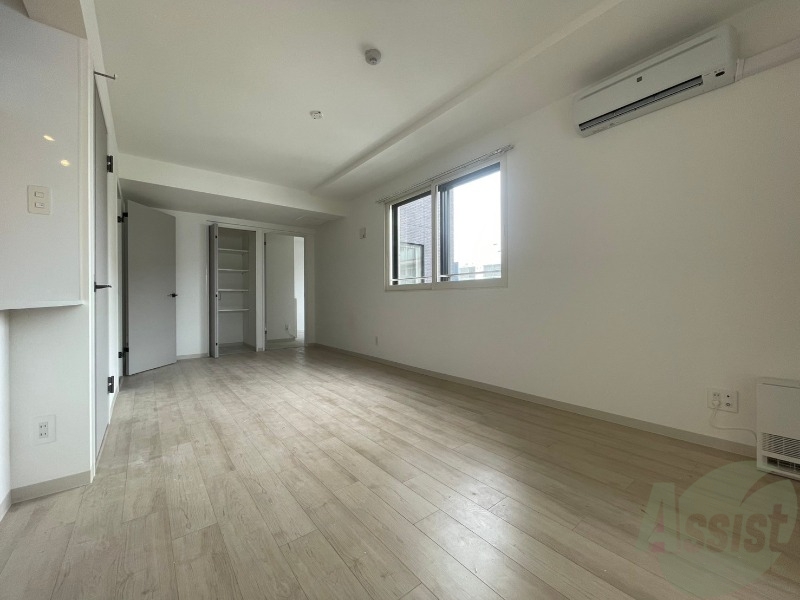 居室・リビング　木目のフローリングは落ち着きのある印象のお部屋になりますね。