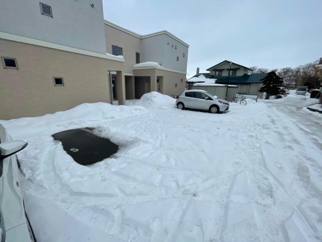 【函館市赤川町のアパートの駐車場】