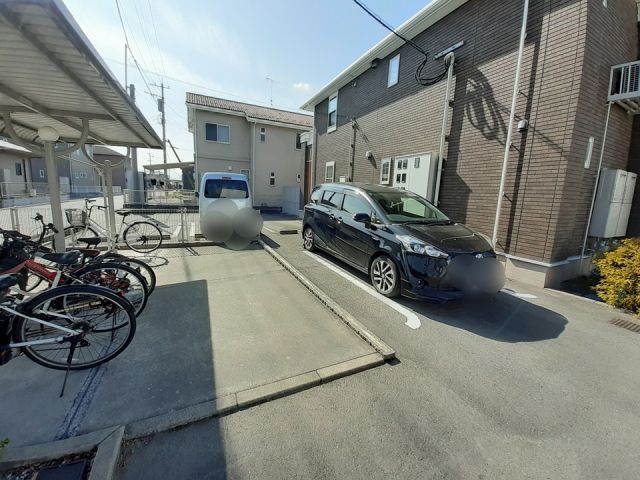 【朝倉市頓田のアパートの駐車場】