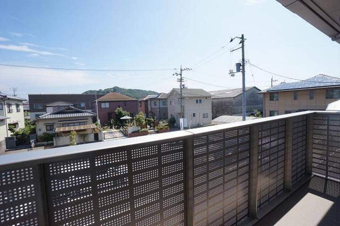 【松山市清住のアパートのバルコニー】