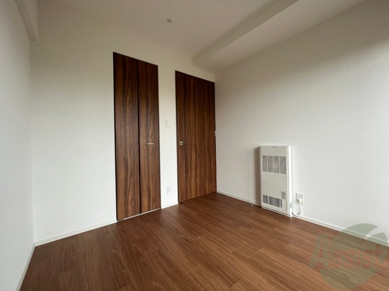 その他部屋・スペース　寝室はこちらです。光が差し込む、温かみのあるお部屋です。