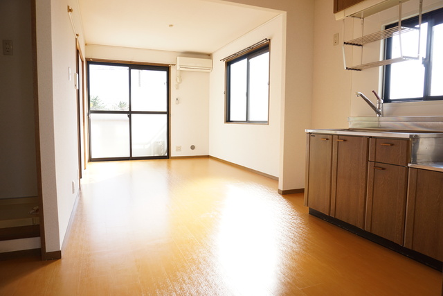 居室・リビング　南向き２面採光のＬＤＫ１２帖☆